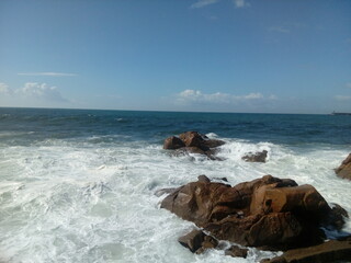 Wzburzony ocean w Portugalii wśród skał © Anna