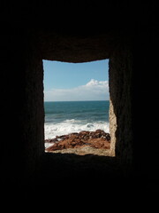 Widok z murowanego okna zamku na ocean w Portugalii  © Anna