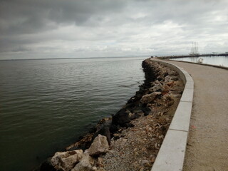 Wybrzeże nad polskim morzem podczas pochmurnego lata