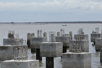 Obraz premium old pier in the harbor