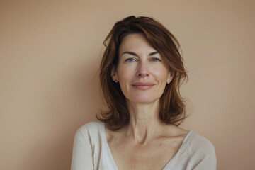 Obraz premium A close up portrait of a woman with a subtle smile