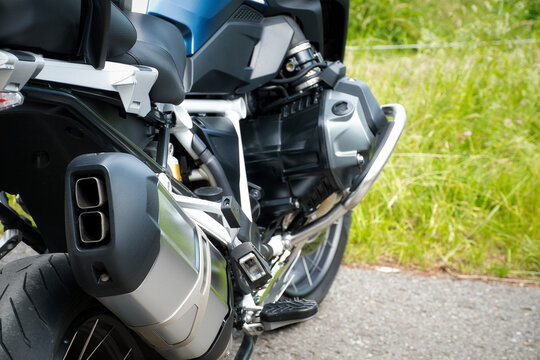 Blick auf den Endtopf der Auspuffanlage eines modernen BMW Motorrads