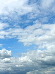Obraz premium Fluffy White Clouds in a Blue Sky as A Skyscape Background
