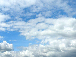 Obraz premium Fluffy White Clouds in a Blue Sky as A Skyscape Background
