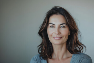 Naklejka premium A close up portrait of a woman with a subtle smile