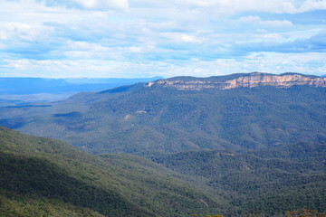 Obraz premium Landscape of The Three Sisters are an unusual rock formation in the Blue Mountains National Park of Katoomba , New South Wales, Australia, on the north escarpment of the Jamison Valley - Nature Track