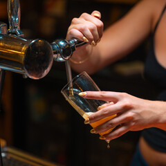 Photographie d'un verre de bière servi sur un bar 