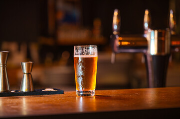 Photographie d'un verre de bière servi sur un bar 