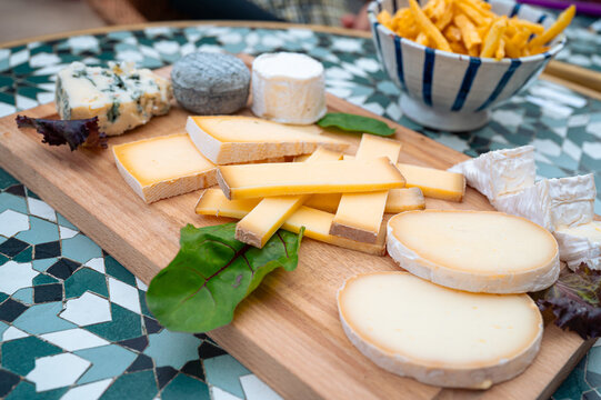 Plateau en bois avec une vari&eacute;t&eacute; de fromage 