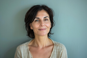 Obraz premium A close up portrait of a woman with a subtle smile