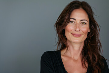 Naklejka premium A close up portrait of a woman with a subtle smile