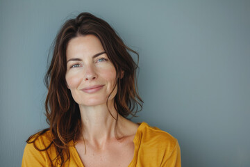 Obraz premium A close up portrait of a woman with a subtle smile