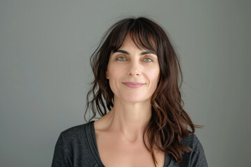 Obraz premium A close up portrait of a woman with a subtle smile