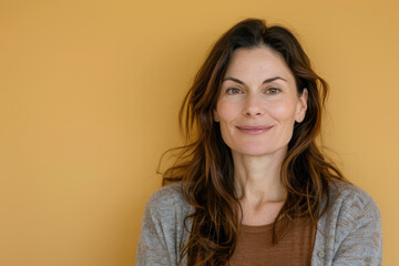 Obraz premium A close up portrait of a woman with a subtle smile