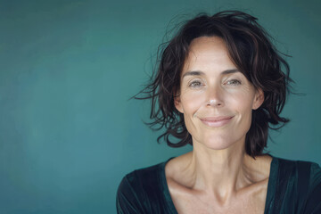 Obraz premium A close up portrait of a woman with a subtle smile