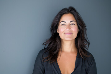 Obraz premium A close up portrait of a woman with a subtle smile