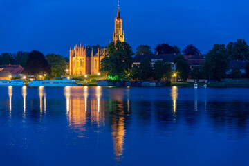 Das beleuchtete Kloster Malchow am Abend