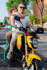 Naklejka premium Couple hugging on a motorcycle in the street