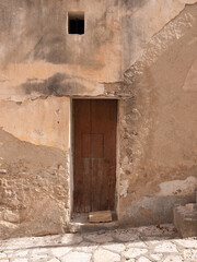 l'uscio di un'antica casa in sicilia. 