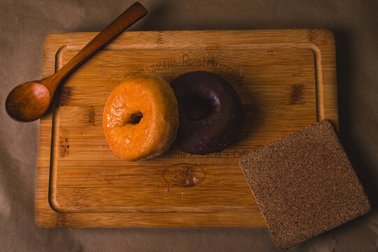 Serie fotogr&aacute;fica de donuts en un ambiente r&uacute;stico.