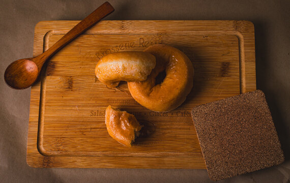 Serie fotogr&aacute;fica de donuts en un ambiente r&uacute;stico.