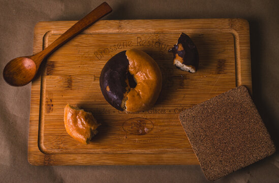 Serie fotogr&aacute;fica de donuts en un ambiente r&uacute;stico.