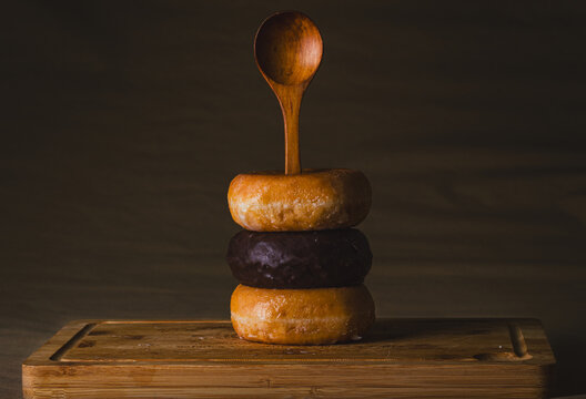 Serie fotogr&aacute;fica de donuts en un ambiente r&uacute;stico.