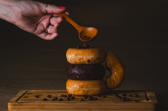 Serie fotogr&aacute;fica de donuts en un ambiente r&uacute;stico.