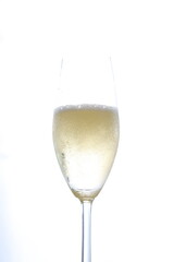 よく冷えたシャンパン（スパークリングワイン）が注がれたフルートグラス
