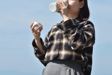 マイボトルに入れた水を飲もうとしている若い日本人女性