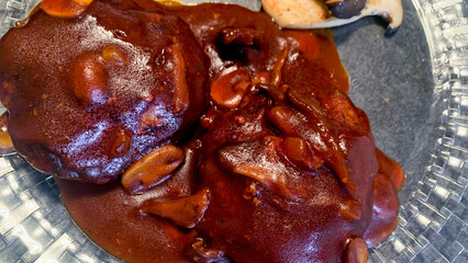 デミグラスハンバーグとエリンギ