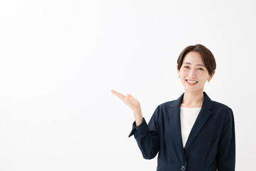 案内をする女性