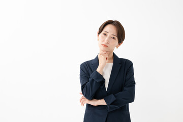 考えるビジネスウーマン
