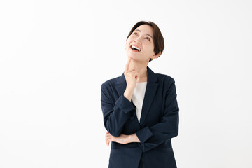 笑顔で考える女性