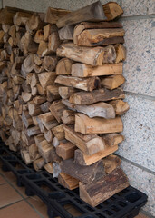 Detalhe de lenha seca de eucalipto para aquecimento de uma casa.
