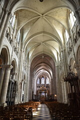 Nef de la cathédrale de Sens en Bourgogne. France