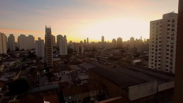Nascer do sol de inverno na regi&atilde;o da mooca em S&atilde;o Paulo