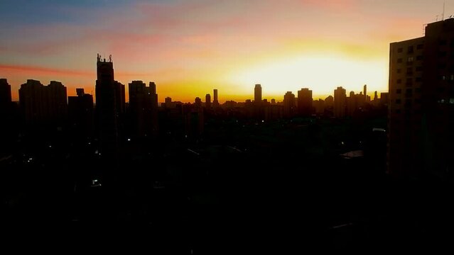 Nascer do sol de inverno na regi&atilde;o da mooca em S&atilde;o Paulo