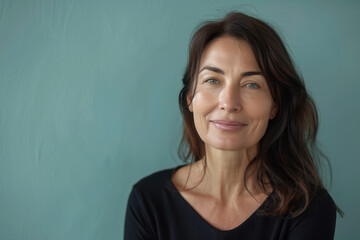 Obraz premium A close up portrait of a woman with a subtle smile