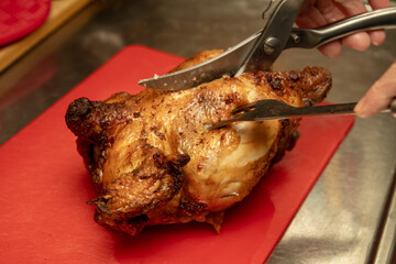 Hähnchen mit der Geflügelschere zerteilen
