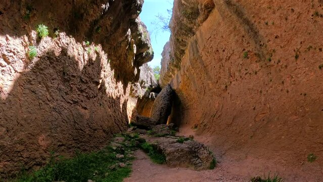 Incre&iacute;ble t&uacute;nel de rocas en la Ciudad encantada en Cuenca