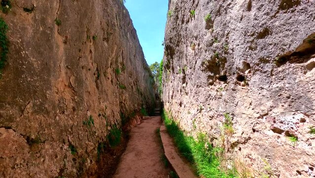 Incre&iacute;bles formaciones de rocas llamadas en tobog&aacute;n en la Ciudad encantada en Cuenca