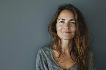 Obraz premium A close up portrait of a woman with a subtle smile