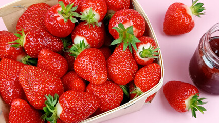 barquette de fraises et confiture, vue du dessus, en gros plan.	