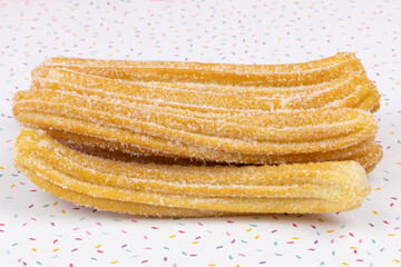 plusieurs churros empilés, en gros plan