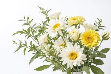 Obraz premium Bouquet of White and Yellow Flowers
