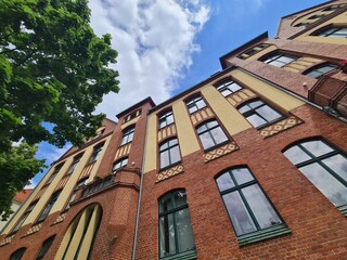photo of building/flat facade architecture in Karlshorst/Lichtenberg (Berlin) - for berlin topics, architecture topics, renting topics, gentrification topics and more © Random_Mentalist