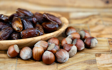 Haselnüsse Corylus avellana auf Olivenholz