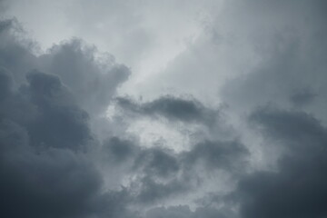 Dramatischer Himmel aus graublauen Wolken und etwas Licht