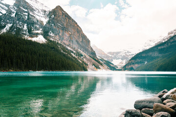 Lake Louise in Kanada: Türkisblaues Wasser und majestätische Bergkulisse